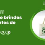 Imagem com fundo verde exibindo sacola ecológica personalizada e atendimento em farmácia, destacando 5 ideias de brindes para clientes de farmácia.