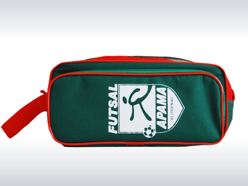 Sacochila para corrida verde com compartimento para garrafa, personalizada com logo “Night Run” – uma das ideias de brindes esportivos mais úteis.